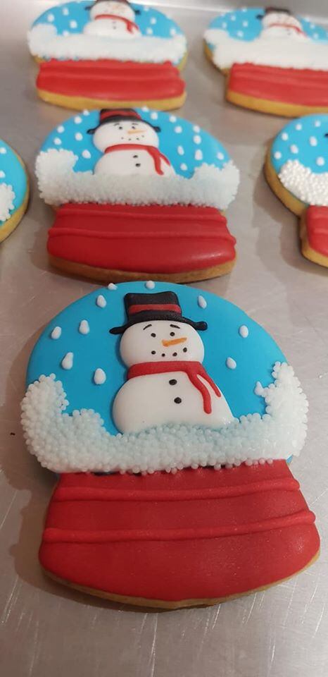 Alejandra Arroyo es medio tica y medio indú, vive en Costa Rica, y sin haber llevado un solo curso en pastelería, es una artista con las galletas