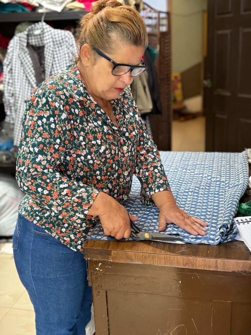 La costurera doña Sión María Cascante Monge, vecina de Aserrí, lleva medio siglo creando con sus manos lo que para muchos es simple ropa, pero que para ella es puro arte.