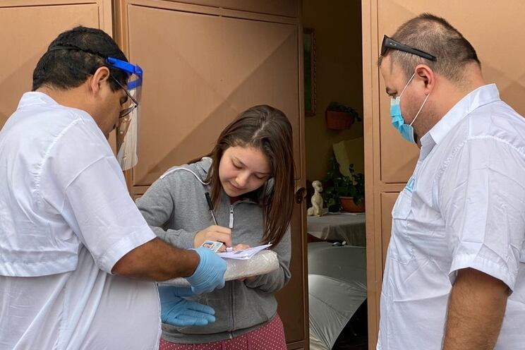 La UCR ya comenzó a entregar tabletas a sus estudiantes en todo el país