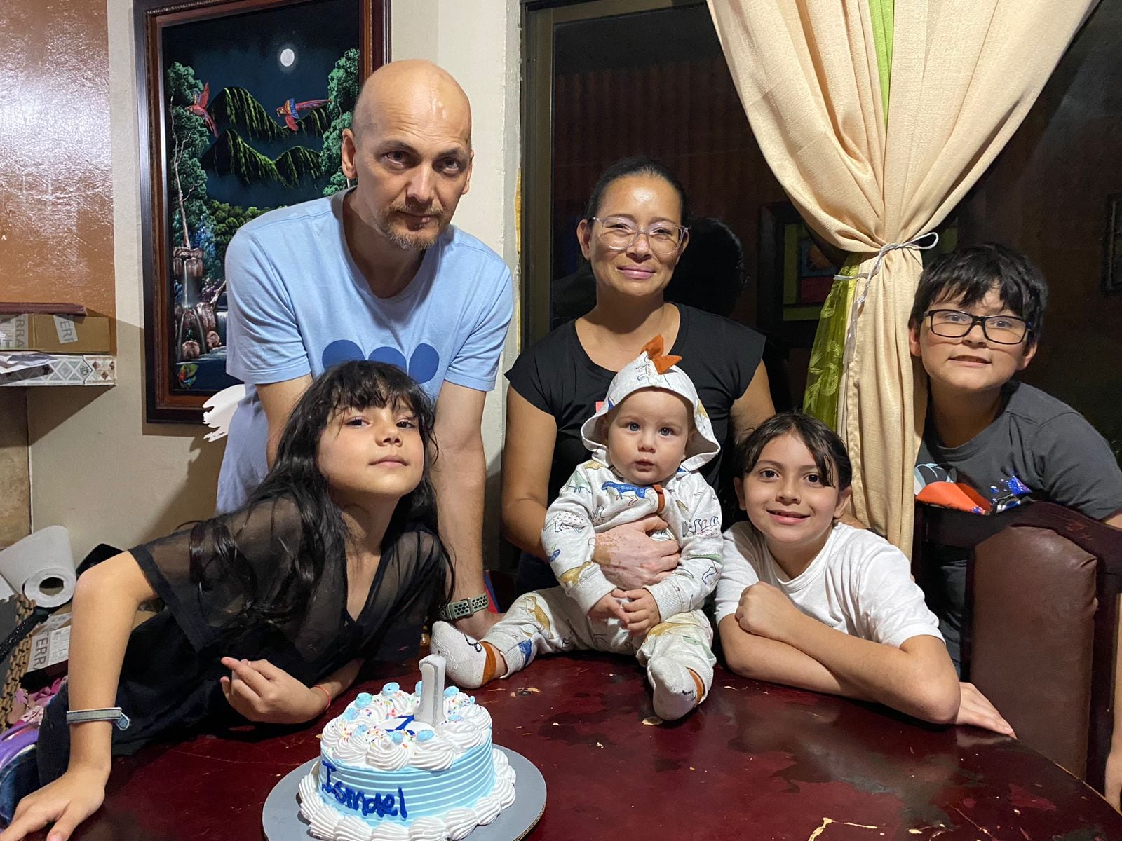 David Zúñiga Umaña es un bombero de 47 años de Pérez Zeledón que sufre de un tumor maligno que por más que lo operan vuelve a salir. Está casado con Marjorie Elizondo Porras y tienen tres hijos. En la foto con sus hijos Isaac, Lucia e Ismael (el bebé)