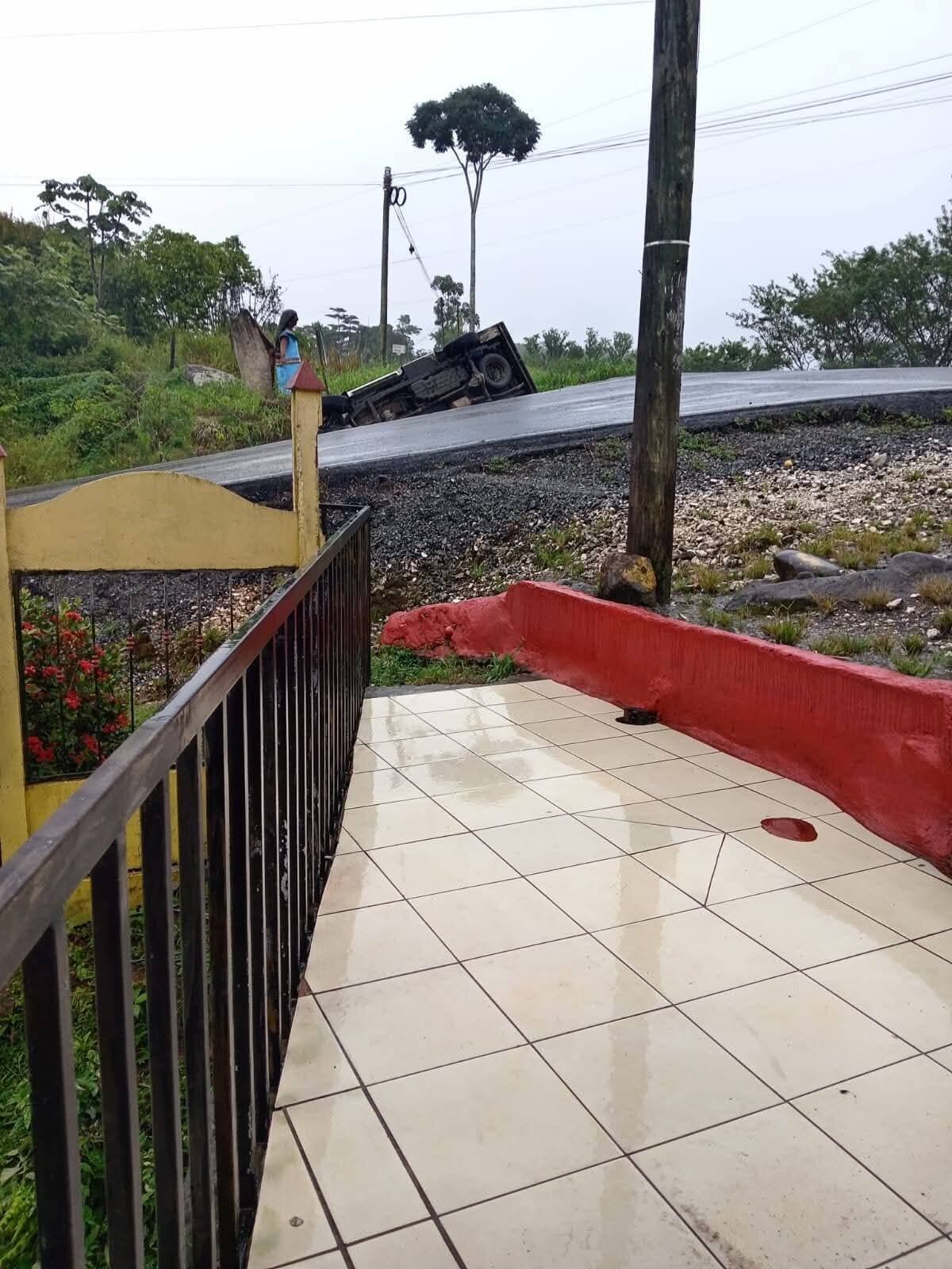 Morguera del OIJ vuelca cuando iban a entregar cuerpo a una familia en San Vito de Coto Brus, zona sur. Foto: Tomada de Puriscal Informa