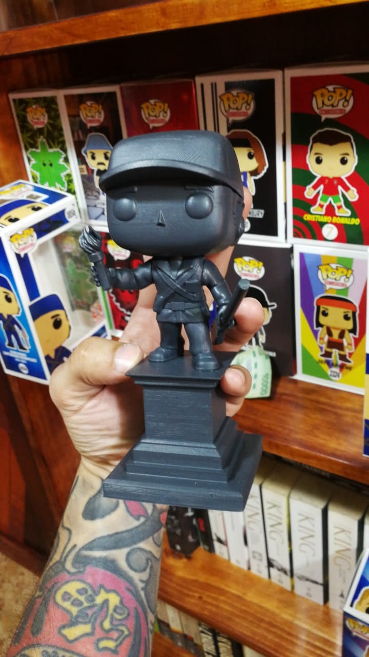 El artista costarricense, Maikol Villalta Rodríguez, un josefino de 37 años, quien trabaja creando este tipo de muñecos, también conocidos como pop, fue el encargado de convertir al tamborcillo alajuelense, 165 años después de su muerte el 11 de abril de 1856, en un muñequito coleccionable