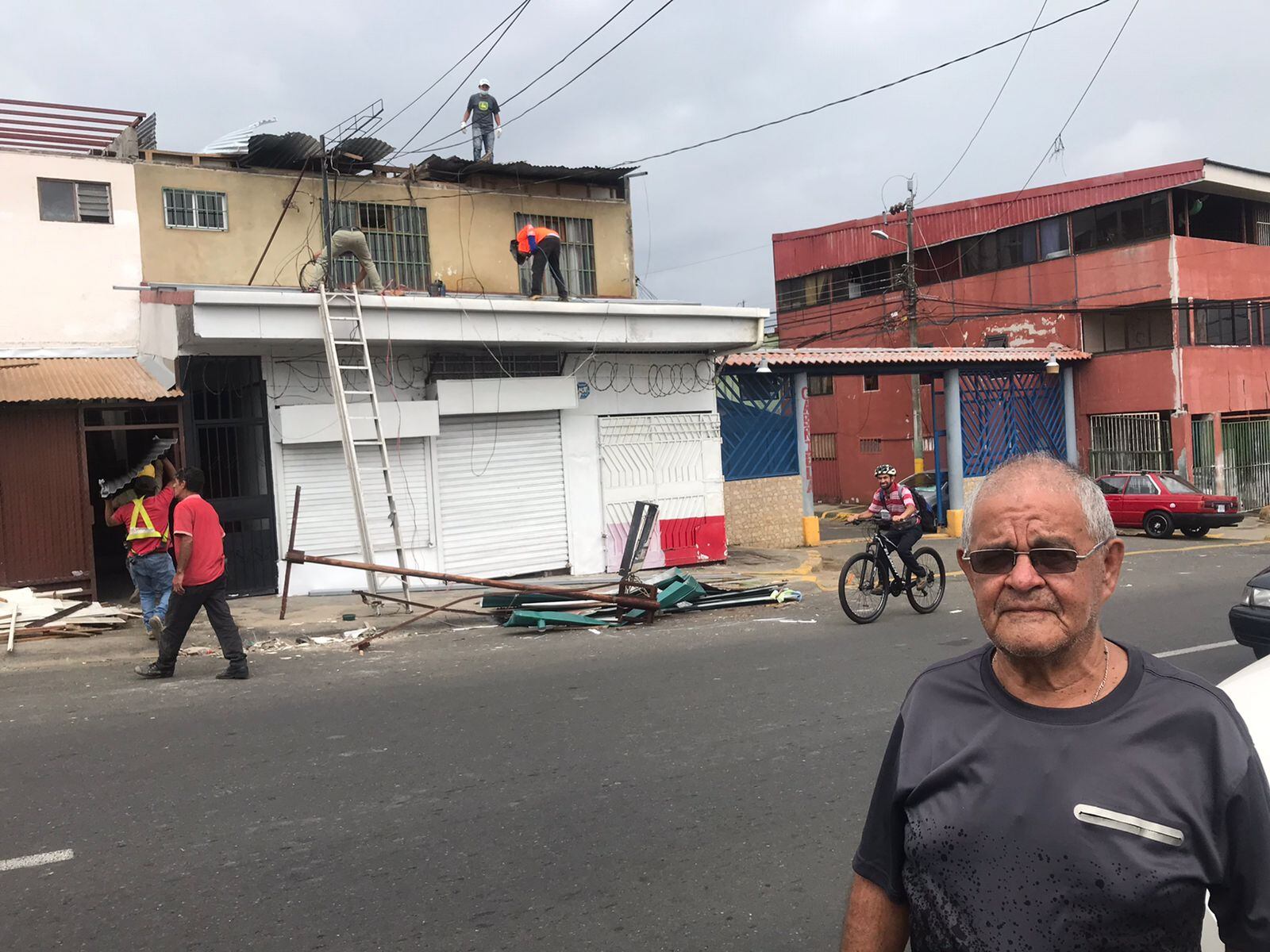 Daños causados por torbellino en La Aurora de Heredia.