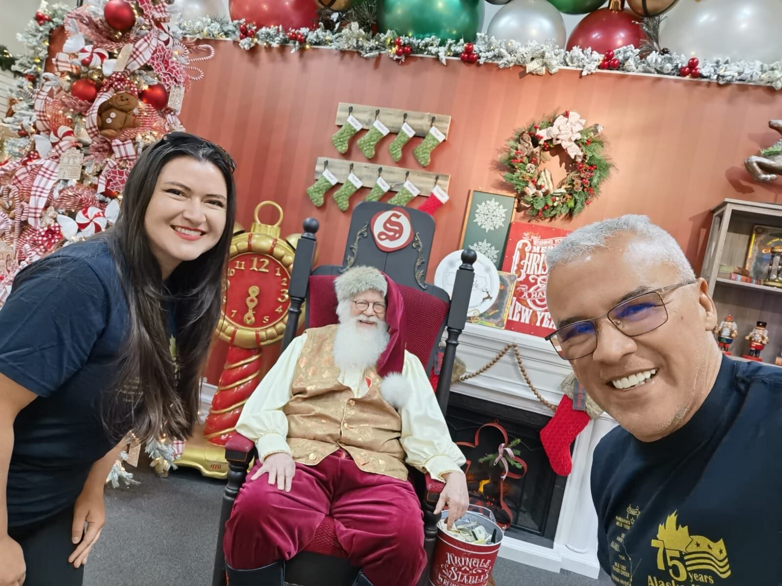 El matrimonio tico de Maureen Martínez Chacón y Eduardo Castro Muñoz, nos enseñan la Casa de Santa en Alaska.