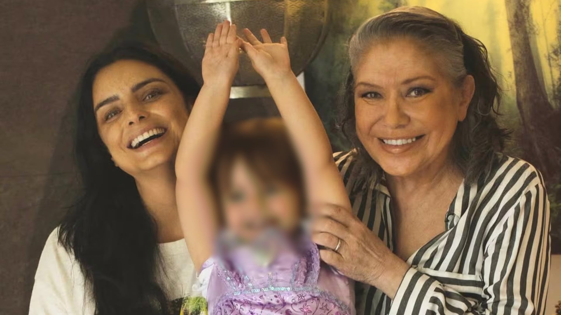 Aislinn Derbez y mamá