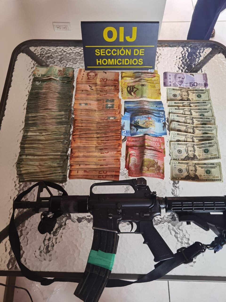 Supuesto líder narco, apellidado García y conocido como Tío, escondía fusil M16 en su casa en San Pedro. Foto OIJ.