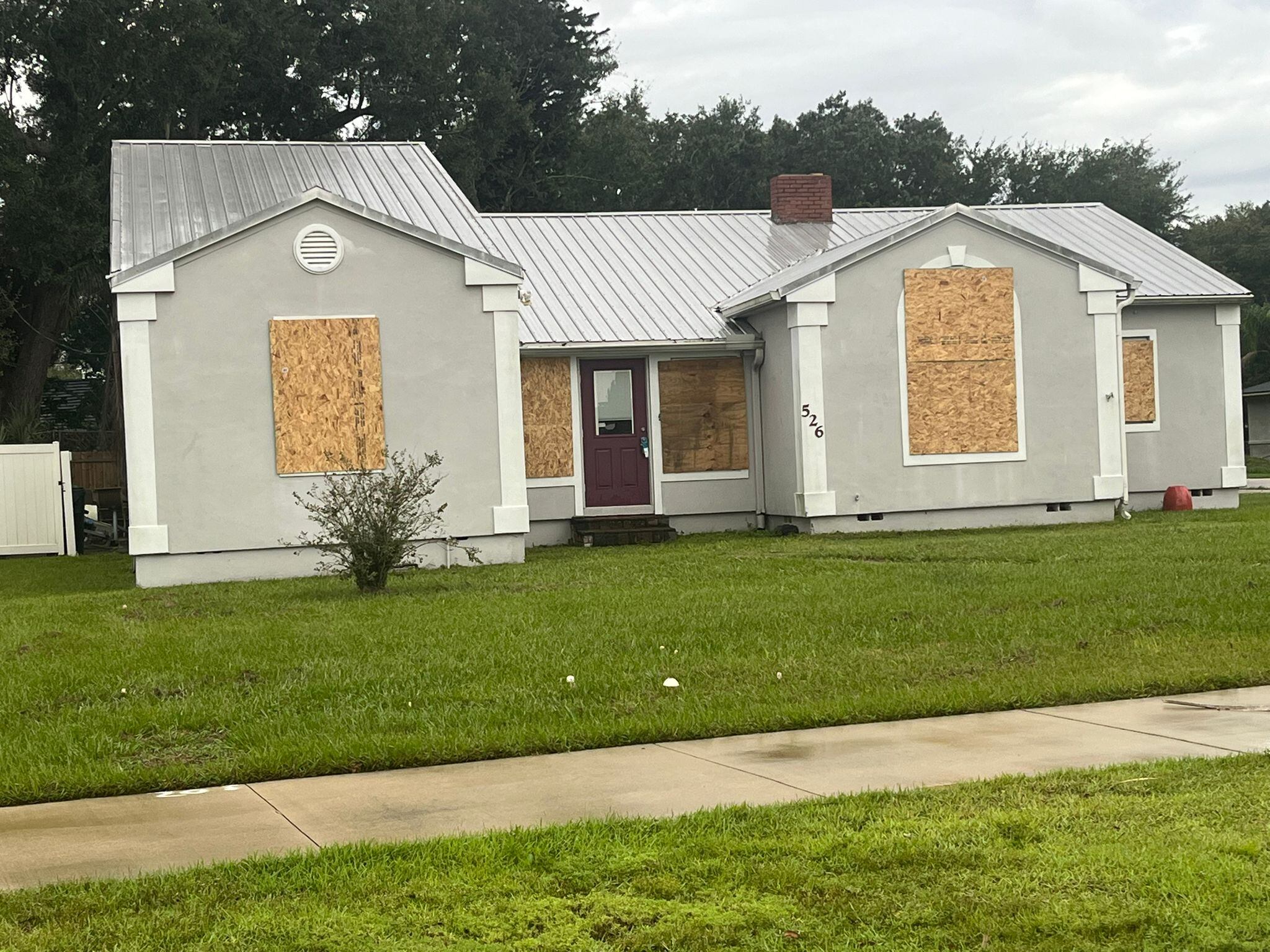 Don Mario Rodríguez y doña Ligia Naranjo, son un matrimonio tico que vive en Florida Central, Estados Unidos, una zona muy cercana a donde el huracán Milton pegó fuerte. Para estos costarricenses, gracias a Dios y La Negrita, el huracán no golpeó con la fuerza que esperaban.