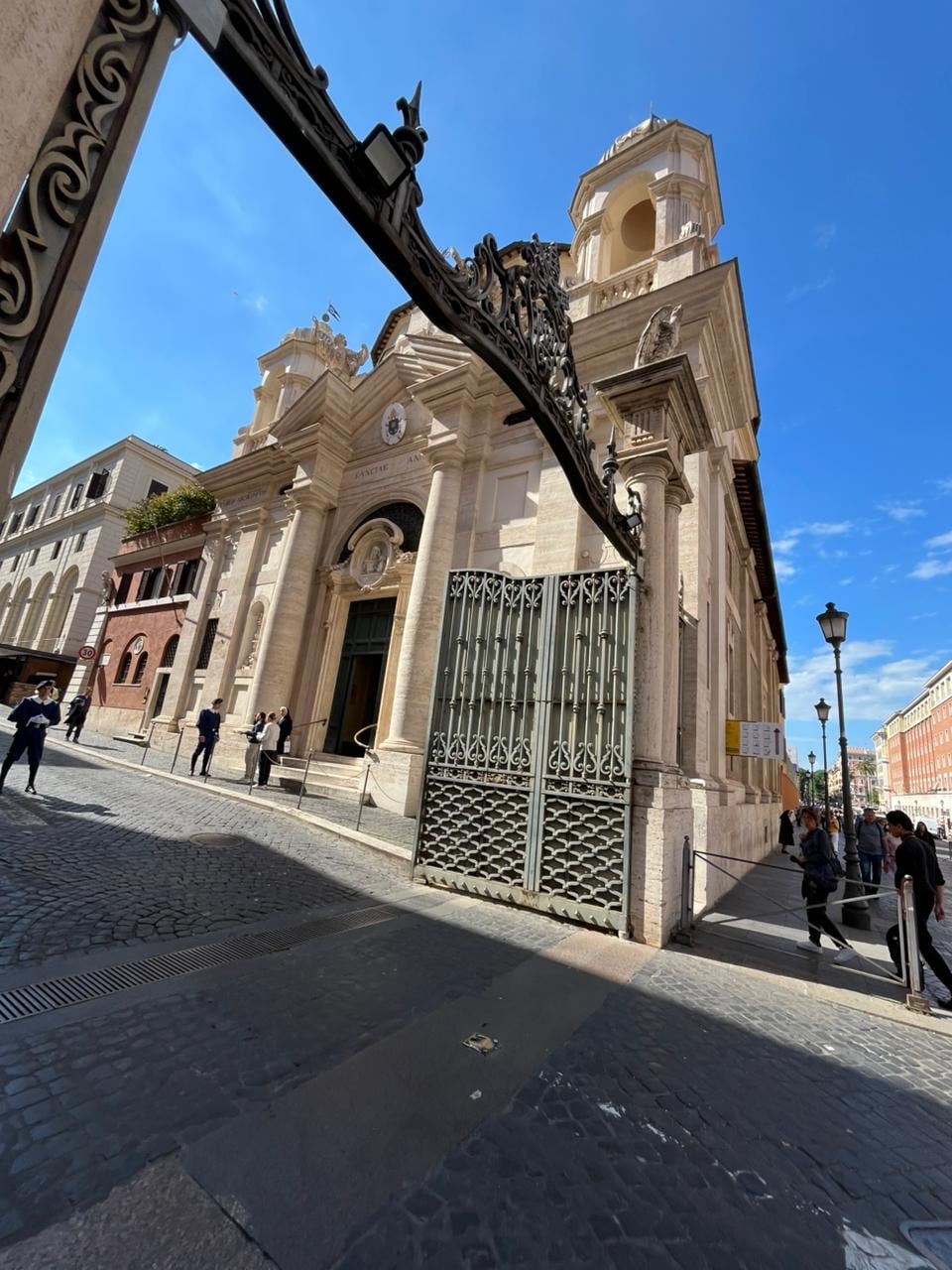 La parroquia pontificia de Santa Ana.