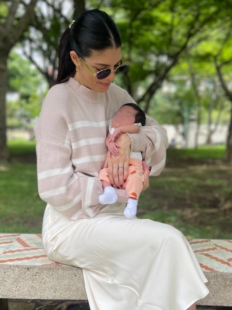 Marianela Valverde relató que su hija, Macarena, se mantiene dormida gran parte del día y disfruta del contacto piel con piel.