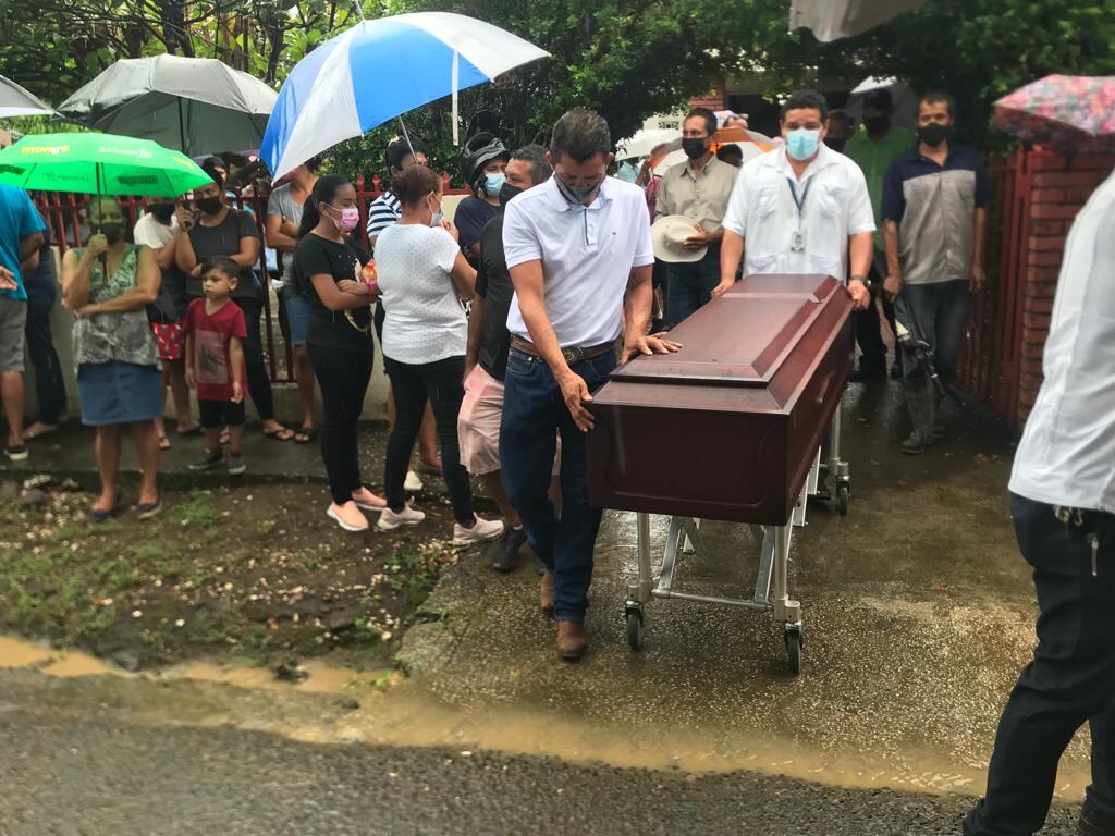 Funeral de padre y sus dos hijos que fallecieron a consecuencia de choque ocurrido en Cartagena de Santa Cruz. Foto cortesía Noti Cartagena.