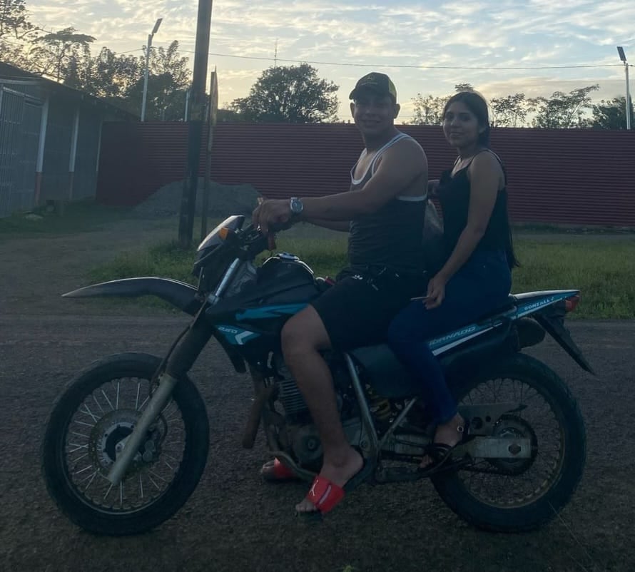 Alexander González, de 22 años y una adolescente identificada como Melany Alexandra García Cerdas, quien iba a cumplir 18 años en este mes, son los fallecidos en el fatal accidente entre una moto y un caballo. Foto: Grettel Cerdas para La Teja