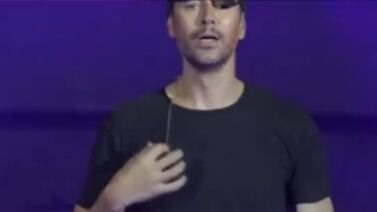 (Video) Beso de Enrique Iglesias a cantante en pleno show causó incomodidad