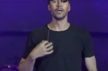Enrique Iglesias causó incomodidad con un beso inesperado a una cantante en pleno show.