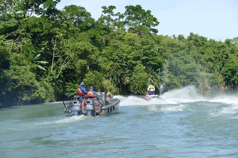 Búsqueda de niño arrastrado por cocodrilo en Matina. Foto El Bataneño Noticias.