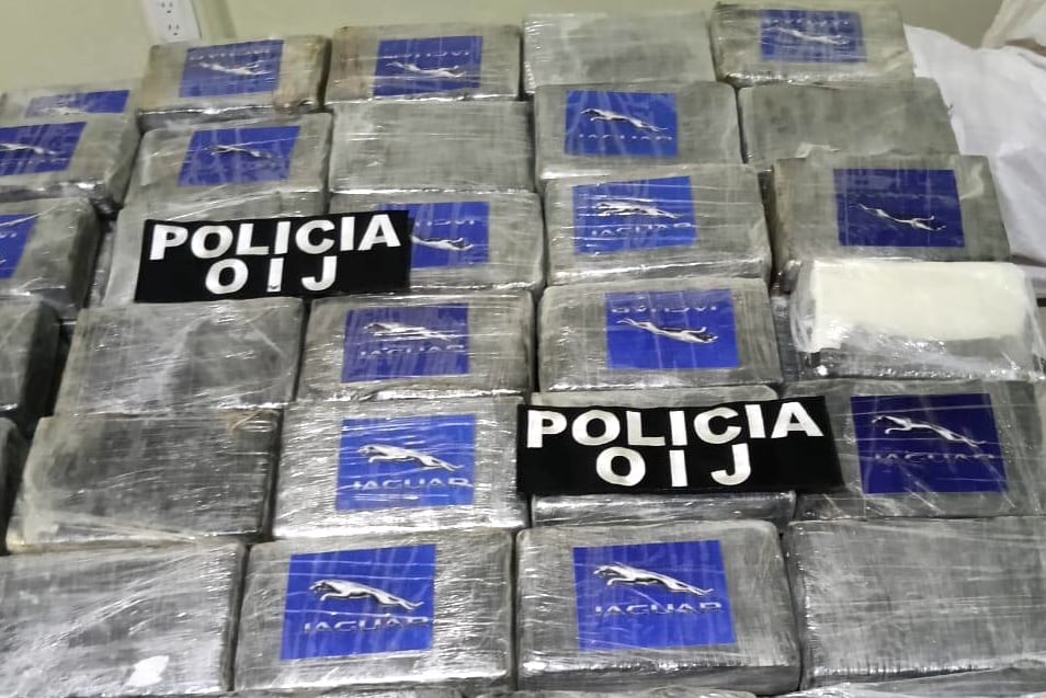 Los agentes también detectaron decenas de paquetes de presunta droga marcados con la palabra Jaguar sobre cada uno. Fotografía: