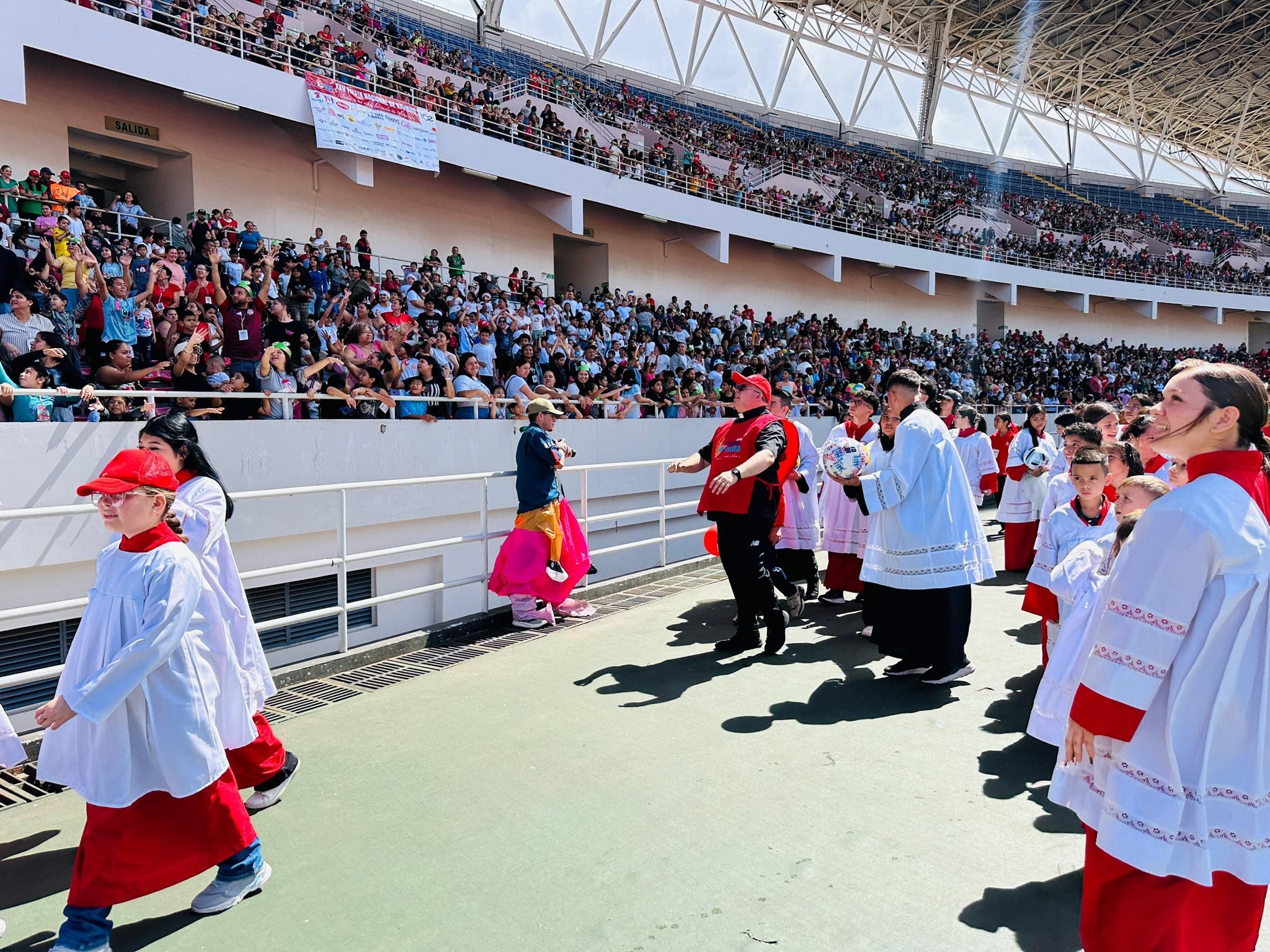 El padre Sergio Valverde de la Asociación Obras del Espíritu Santo realizó la XXV edición de su Fiesta Nacional de Navidad “¡Jesús: a tus niños los cuida tu Iglesia!”, que en el marco del 25 aniversario de la institución que beneficia este año a 50.000 niños en alto riesgo social de todo el país.
