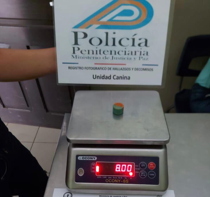 La mujer llevaba ocultó en sus partes íntimas un frasco con aceite de cánnabis. Foto Ministerio de Justicia.