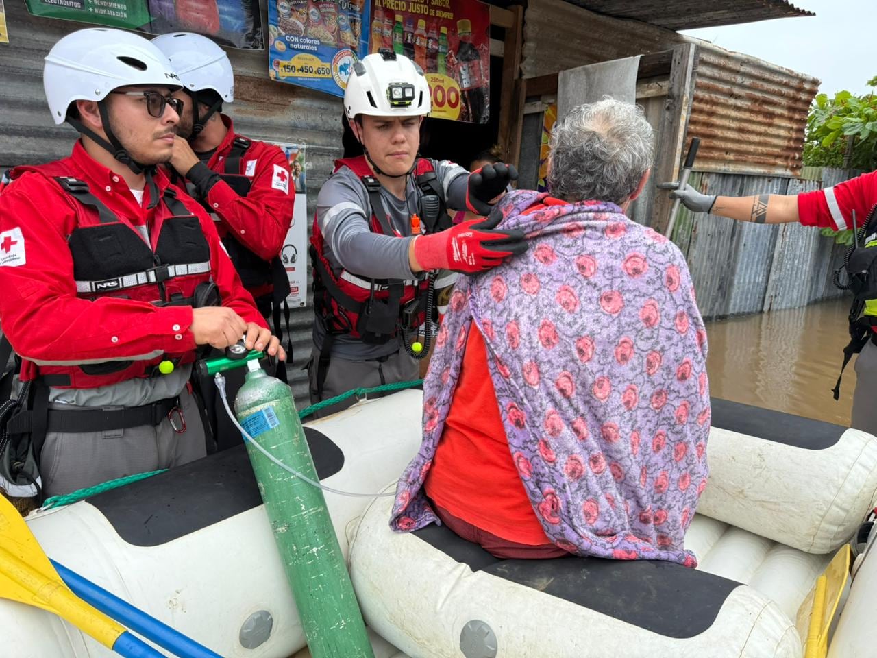 La Comisión Nacional de Emergencias (CNE) declaró alerta naranja ante el paso de la onda tropical #35, que traerá fuertes lluvias y tormentas eléctricas a gran parte del país. Foto: Cruz Roja