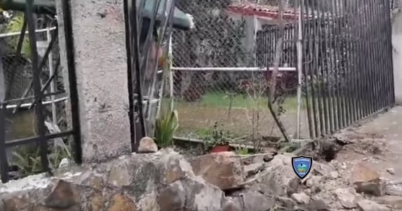 El señor perdió el control del carro y se estrelló contra un muro. Foto Policía Municipal de Escazú.