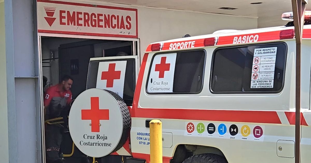 Cruz Roja traslada a hombre herido por una vaca.