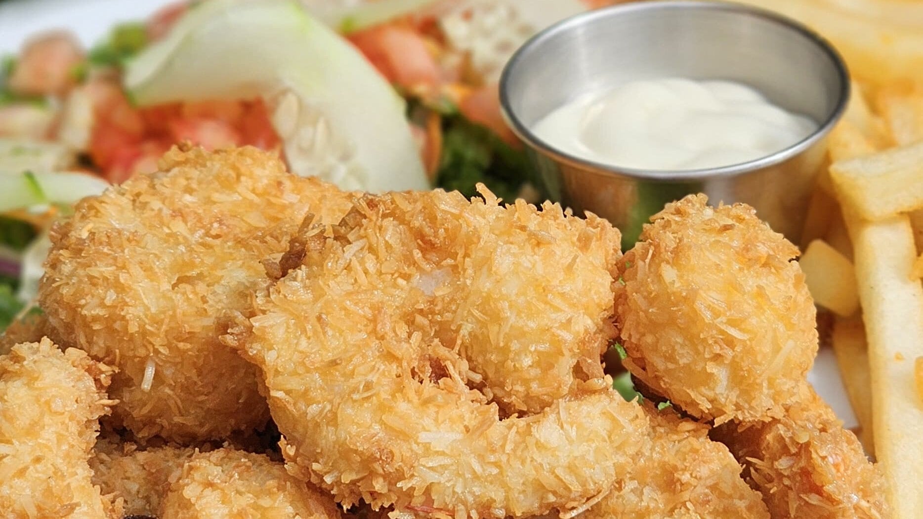 Perro salchicha lo espera en una playa en Santa Ana para darse uno que otro gustito.