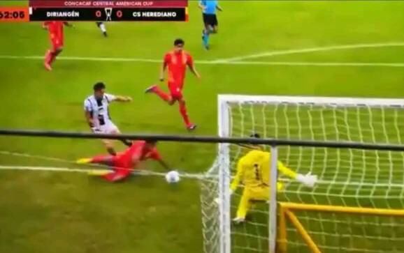 Haxzel Quirós toca el balón con la mano en una barrida