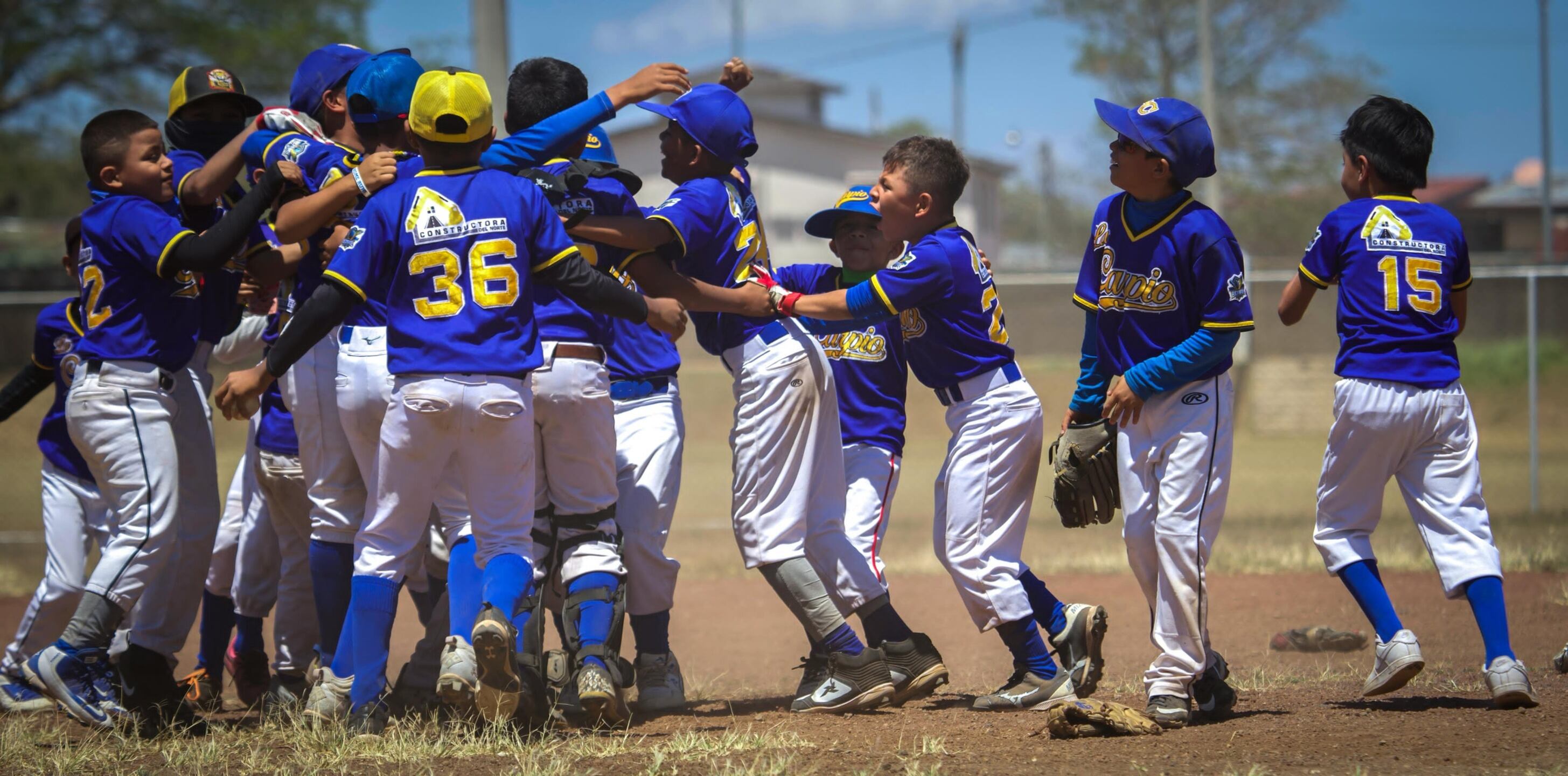 Ricardo Juárez Juárez, de 54 años, nació en la comarca El Manzano, en el municipio El Viejo, Chinandega, Nicaragua y a los 32 años se vino para Costa Rica y en La Carpio creo una academia de béisbol para rescatar niños y jóvenes de las drogas