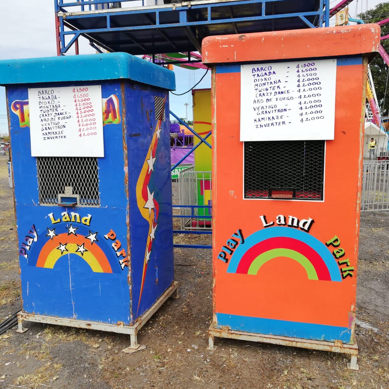 La empresa salvadoreña Play Land Park, armó 16 atracciones mecánicas frente al Registro de la Propiedad, en Curridabat, pero el ministerio de Salud y el de Seguridad Pública no les han dado los permisos, por eso no han podido abrir hasta el 29 de diciembre