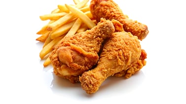 Salud cerró venta de pollo tras brote de salmonella que ya deja una muerte bajo investigación