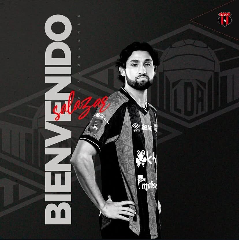 En la imagen, Aarón Salazar, exdefensor de Herediano, posa con su nueva camiseta de Liga Deportiva Alajuelense.