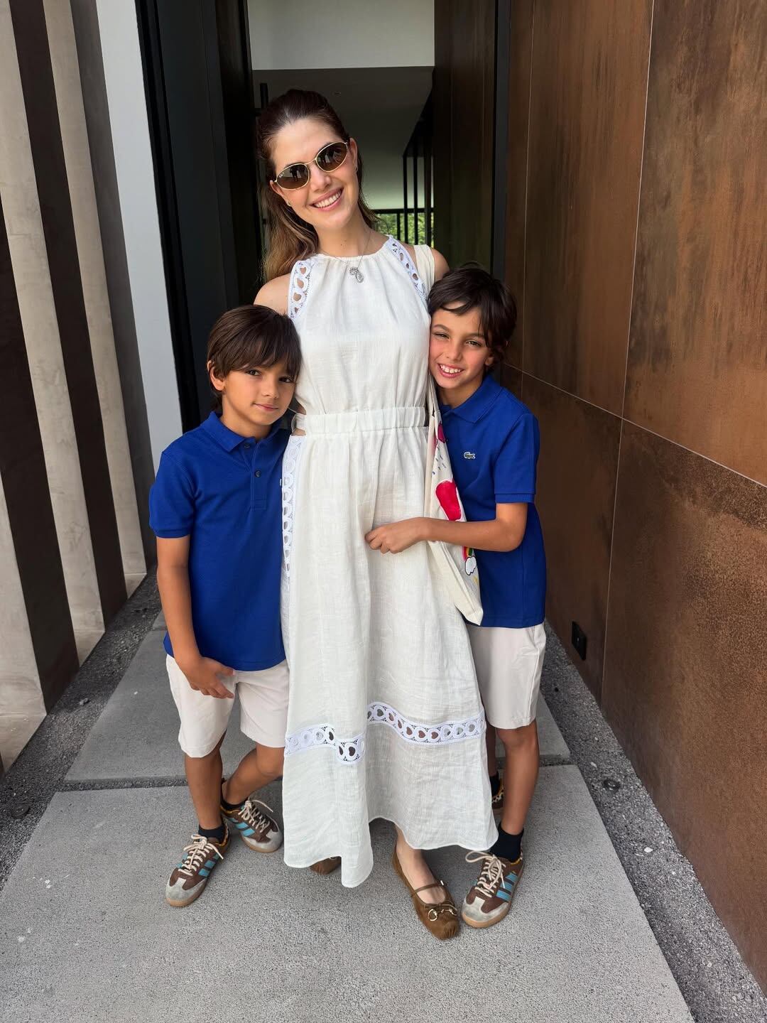 Carolina Jaikel junto a sus hijos Leonardo y Benjamín