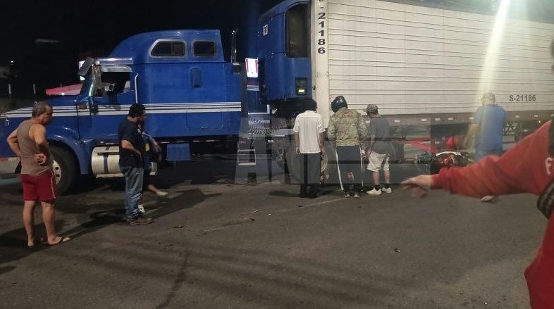 Un motociclista murió al estar involucrado en el choque contra un tráiler en San Rafael de Alajuela, la madrugada del miércoles 21 de octubre del 2026. Foto: ANI