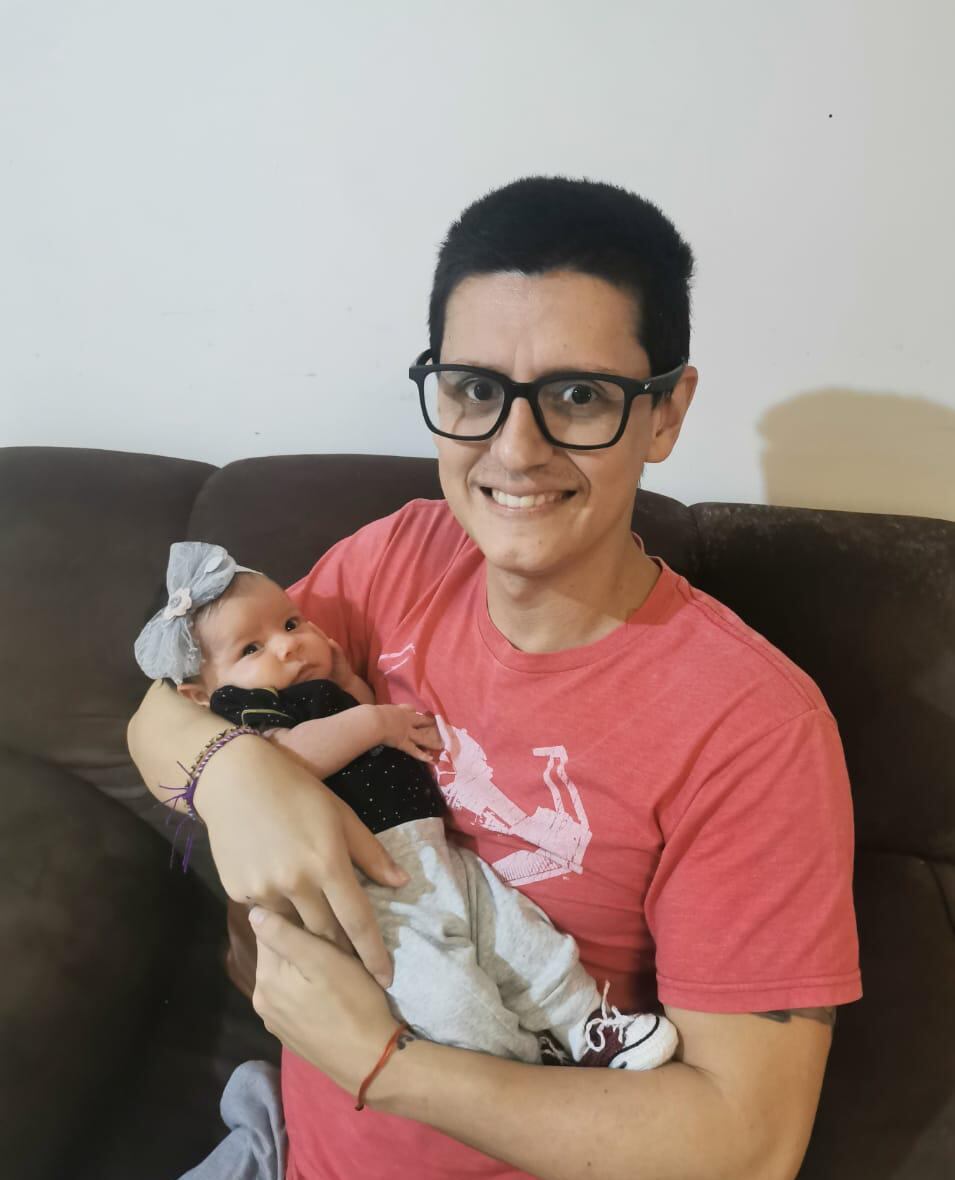 Ricardo Silesky sostiene a su hija Helena, quien nació el 12 de octubre del 2020; la mamá, doña Raquel Rodríguez, no está en la foto