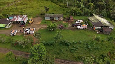 Rescatistas vuelven a catarata Los Reyes para buscar a hombre arrastrado por la corriente