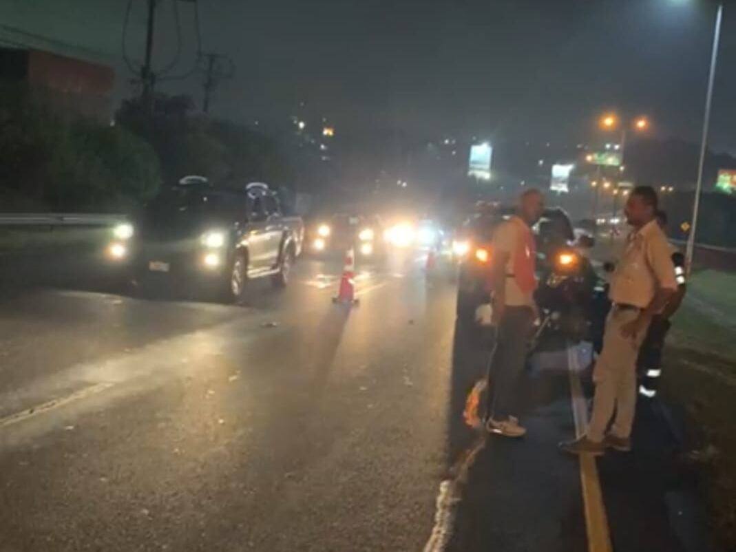 El hombre murió arrollado por el carro cuando, al parecer, trató de cruzar la carretera. Foto cortesía.