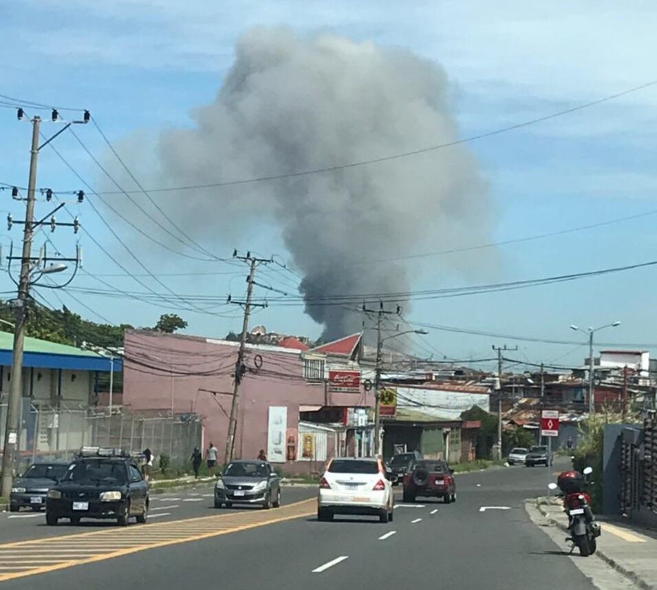 Incendio fábrica de hules en Santa Ana. Foto Bomberos,