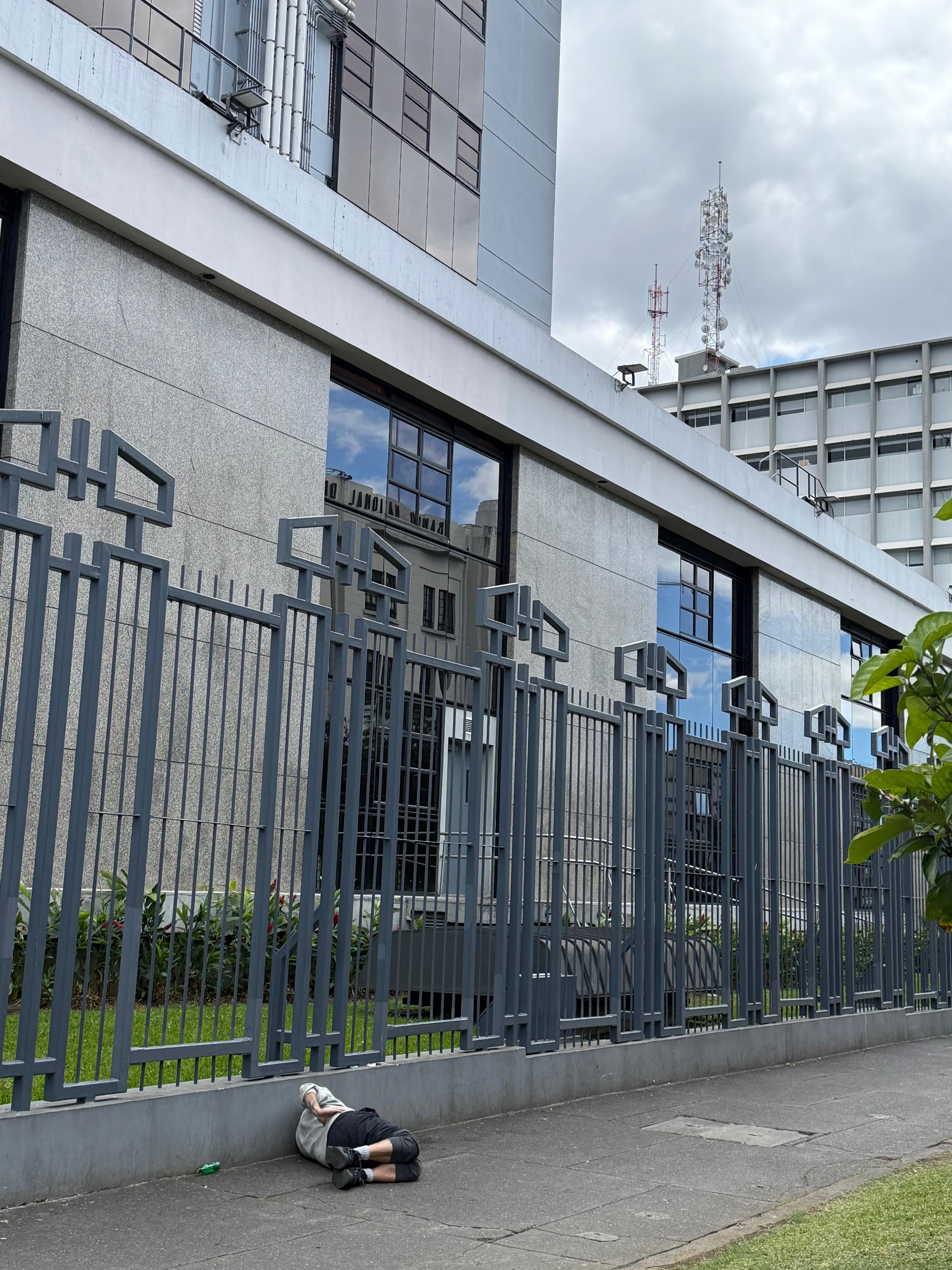 लुईस लोरेटो, लोरिटो म्हणून ओळखले जाते, माजी व्हीएम लॅटिनो प्रस्तुतकर्ता, सॅन जोसच्या मध्यभागी झोपलेले असताना ला तेजाशी बोलले.