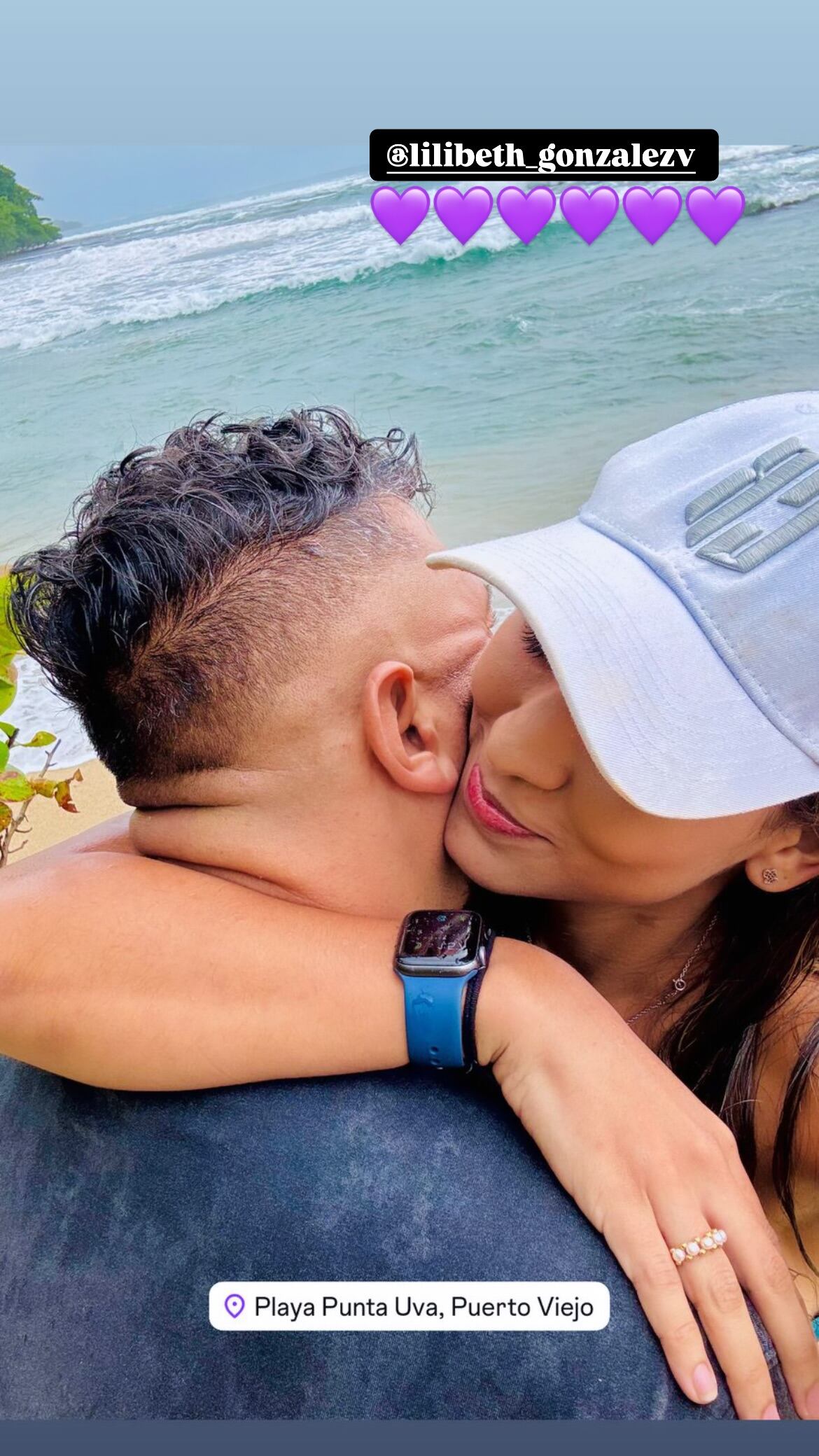 Alonso Solís y Lilibeth González se ven muy enamorados.