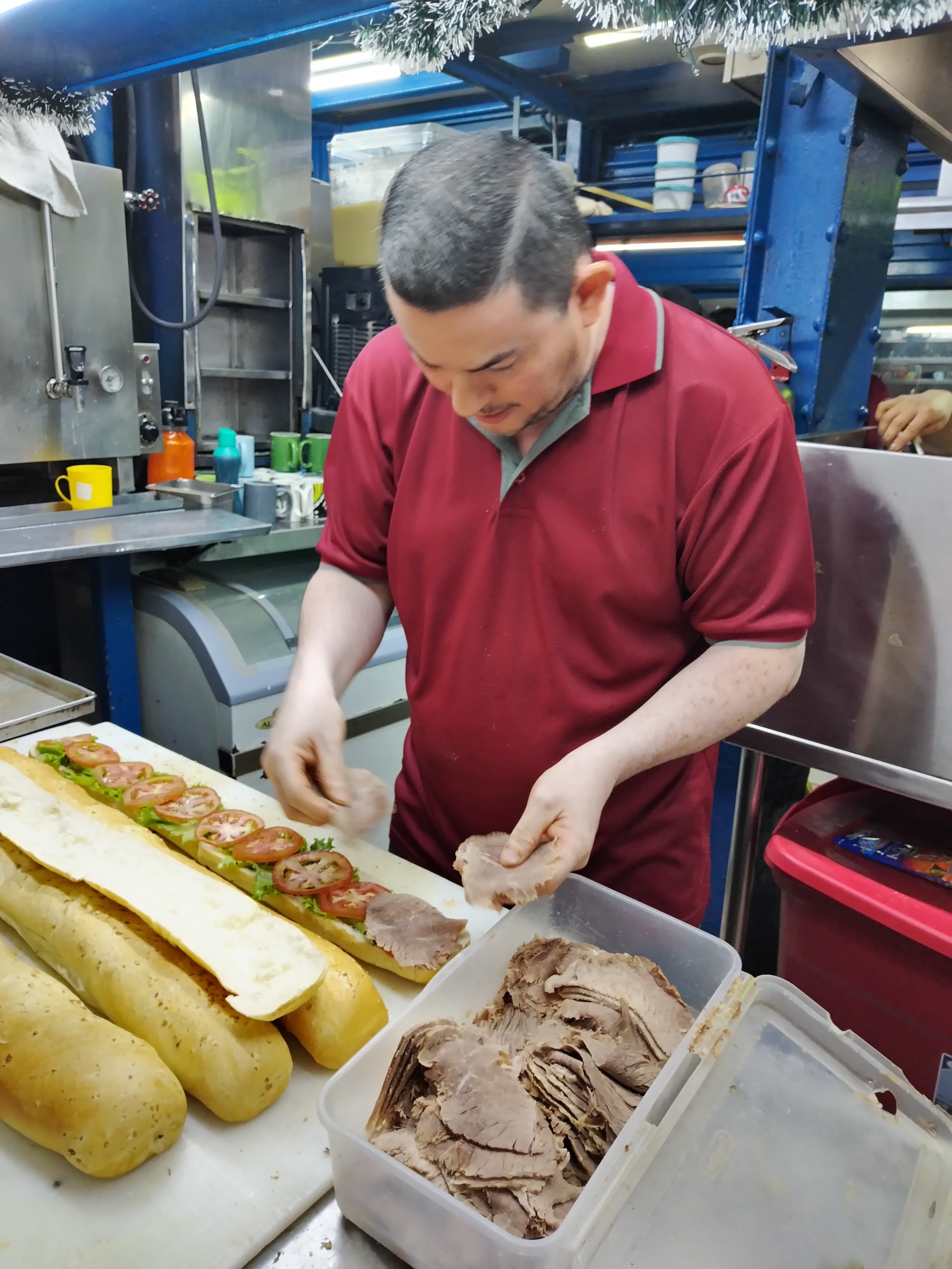 José Alberto Navarro Zeledón, quien es de Birrisito de Cartago, tiene 50 años, es casado y tiene 4 hijos, trabaja en la soda Río de Janeiro en el Mercado de Cartago y hace 500 sándwiches por día, su récord es de 900 en un solo día.