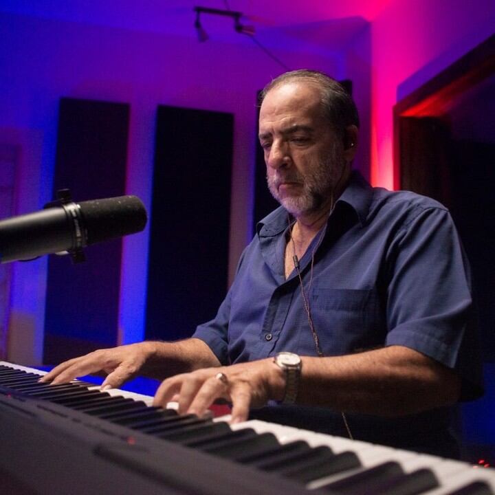 El hijo de una de las exfiguras más recordadas de A todo dar brilla en Nace una estrella (NUE), pero no como participante del reality de canto de canal 7, si no como integrante de la banda del mediático programa.