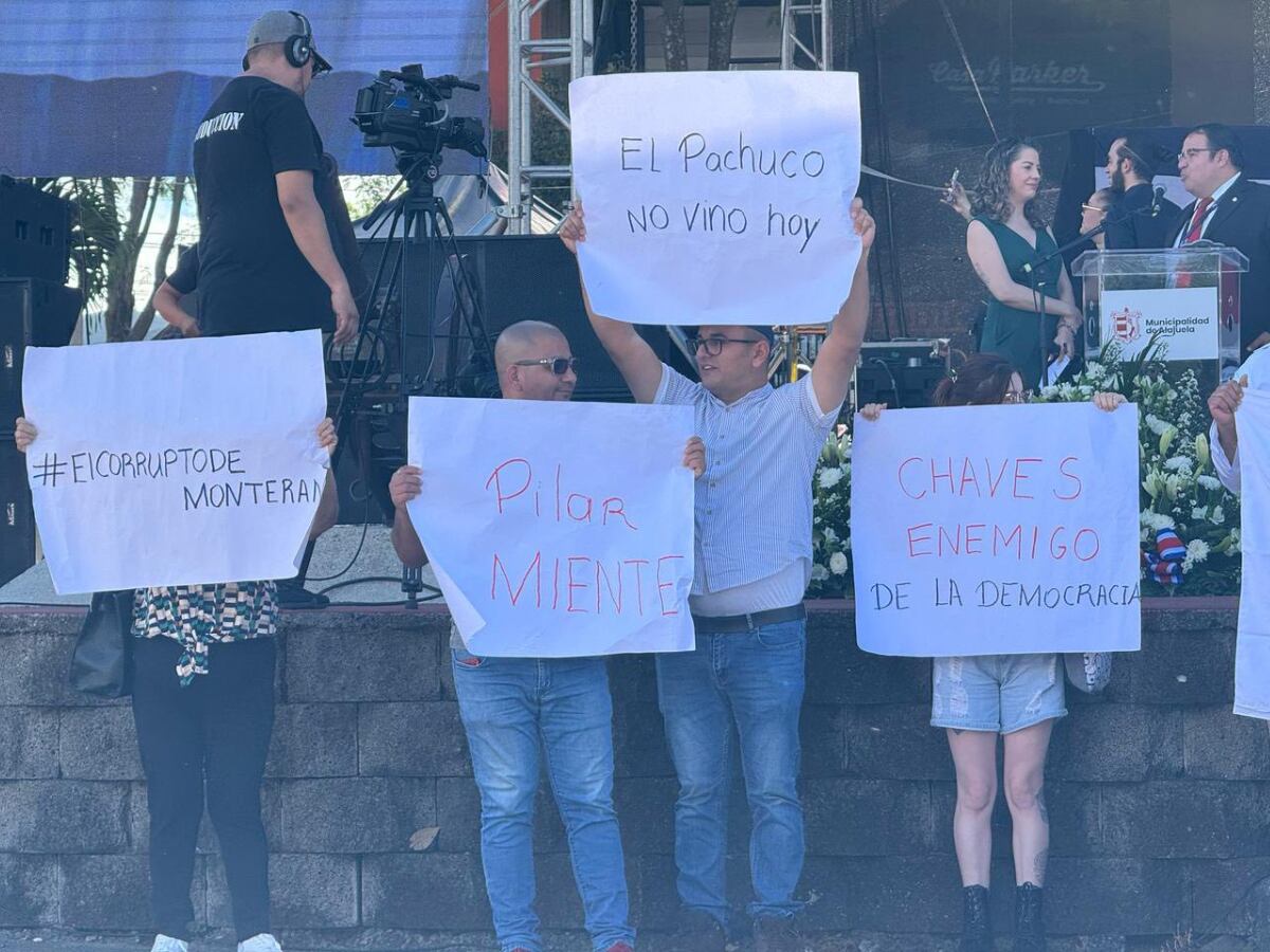 Decenas de personas llegaron con pancartas para protestar contra el presidente Rodrigo Chaves.