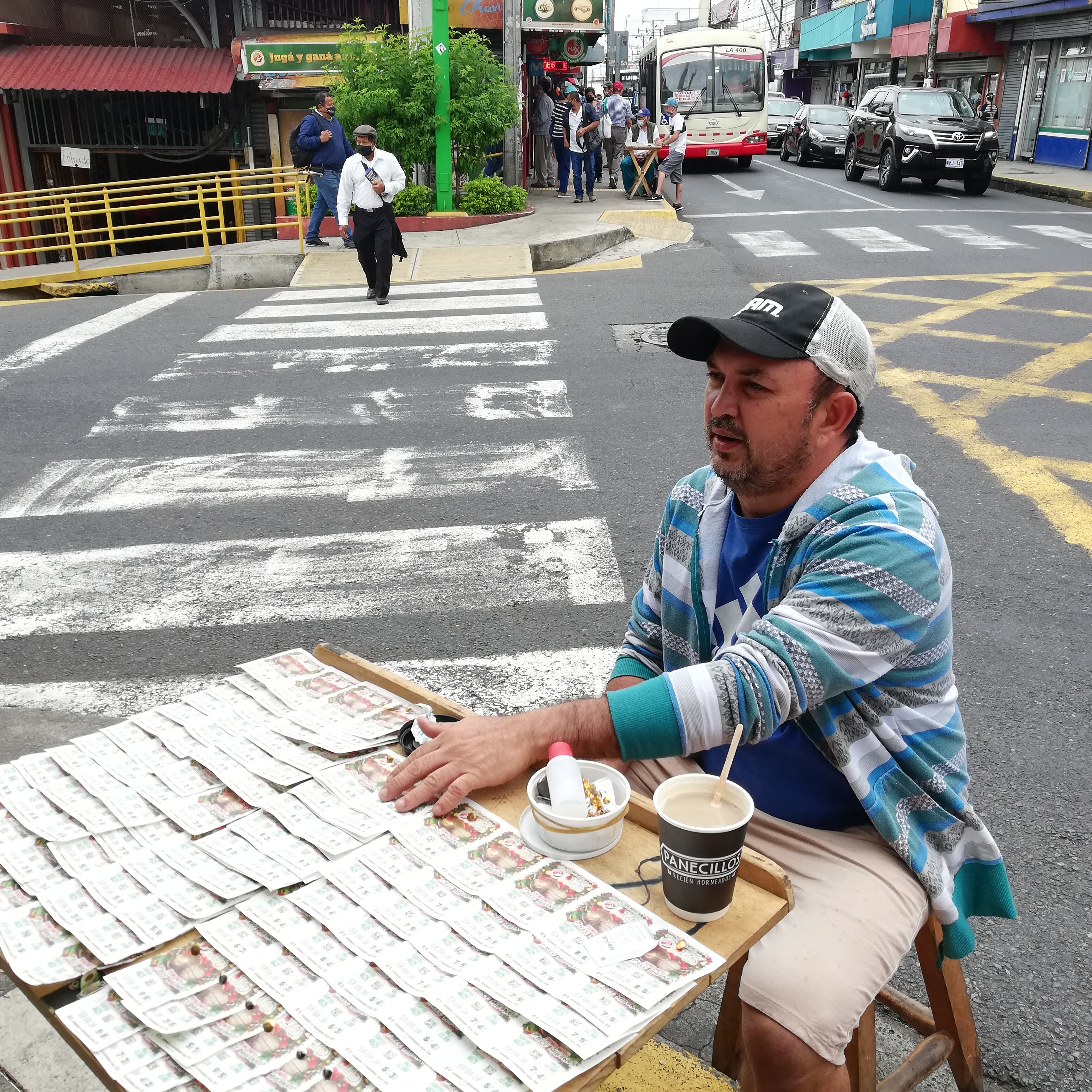 Carlos Leitón tiene más de 10 años de vender lotería en Heredia.