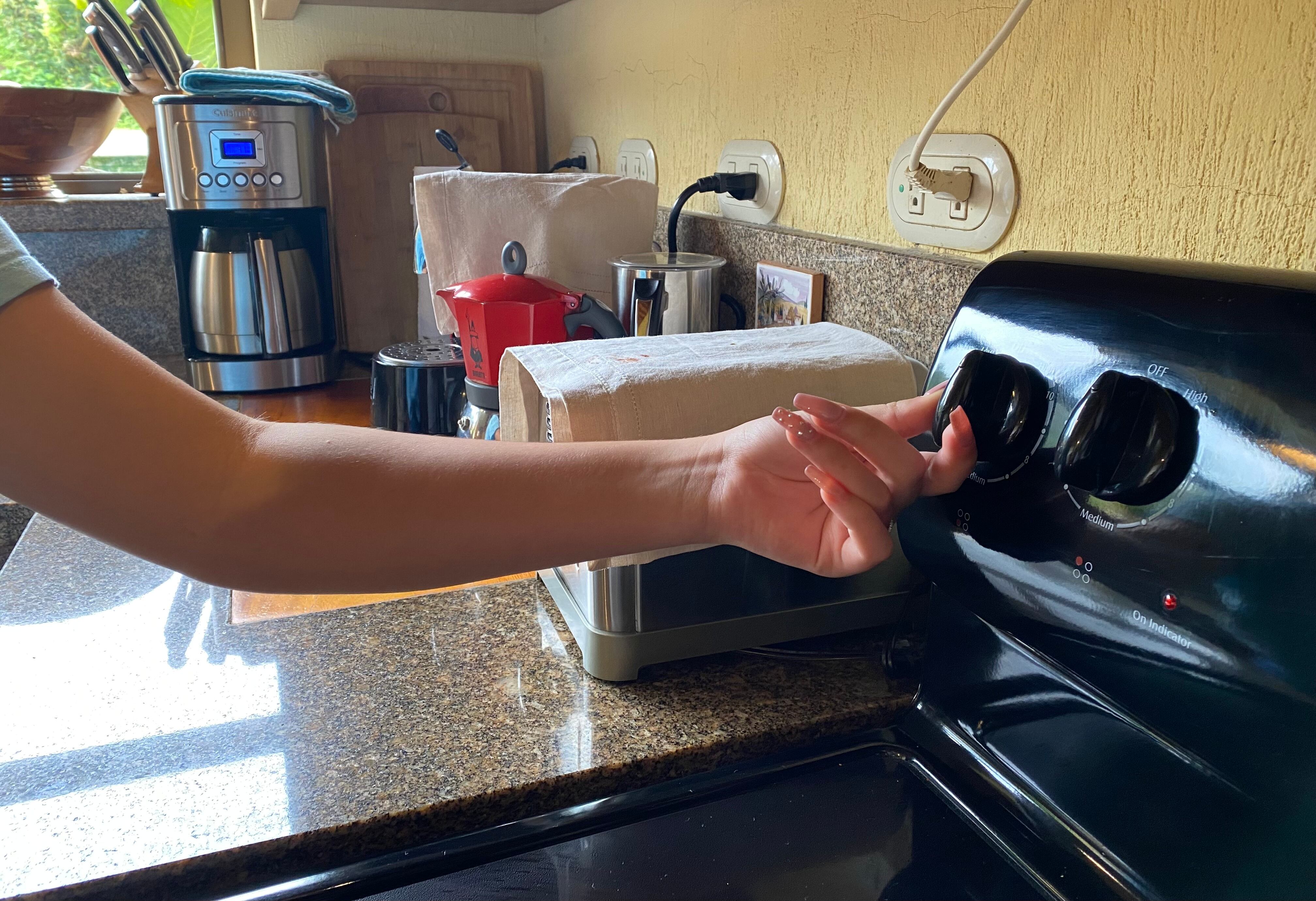 Según el III Informe Nacional de Competitividad, los cortes en el servicio eléctrico golpean la competividad de los cantones al interrumpir labores diarias y actividad económica en comercios, industrias y otros sectores. Fotografía: Juan Fernando Lara S.