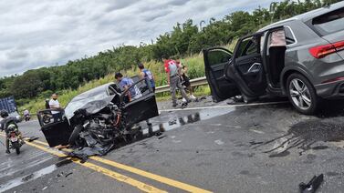 Cruz Roja atiende a bebé de meses y a otras tres personas tras violento choque múltiple en ruta 27