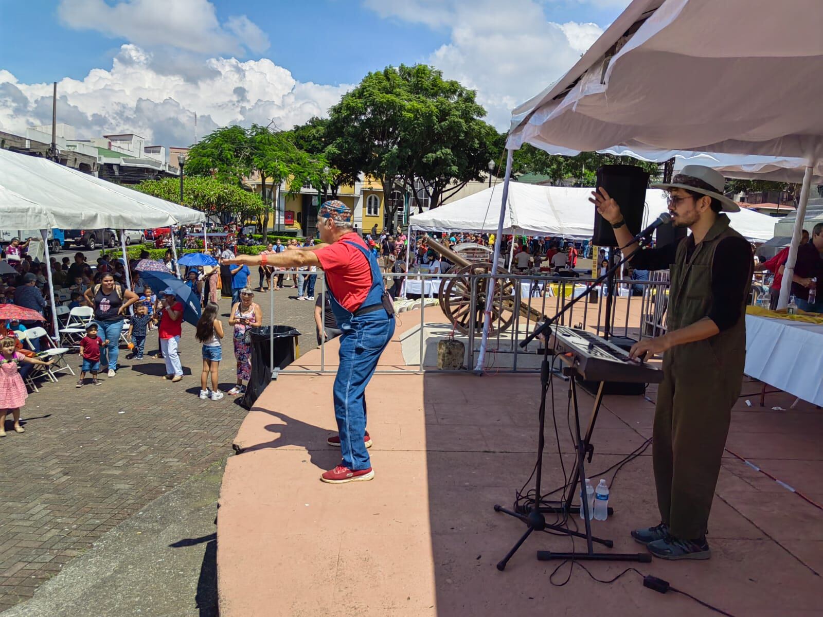 La Cámara Costarricense de Avicultores celebró el 14 de octubre del 2022 el Día Mundial del Huevo en el parque Juan Santamaría de Alajuela. En la celebración también estuvo don Germán Valverde, conocido como Maromero, a quien acompañó su hijo,  Diego  Valverde (sombrero).