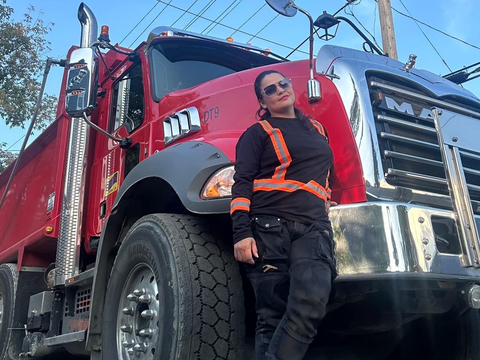 La costarricense Jeannette Prado mide 1,48 metros de estatura, pero cuando se sube a la vagoneta que maneja en Canadá asegura que se siente poderosa.