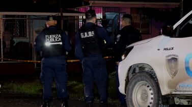 Encapuchados usaron más de 50 balas para asesinar a un hombre y dejar a una mujer grave