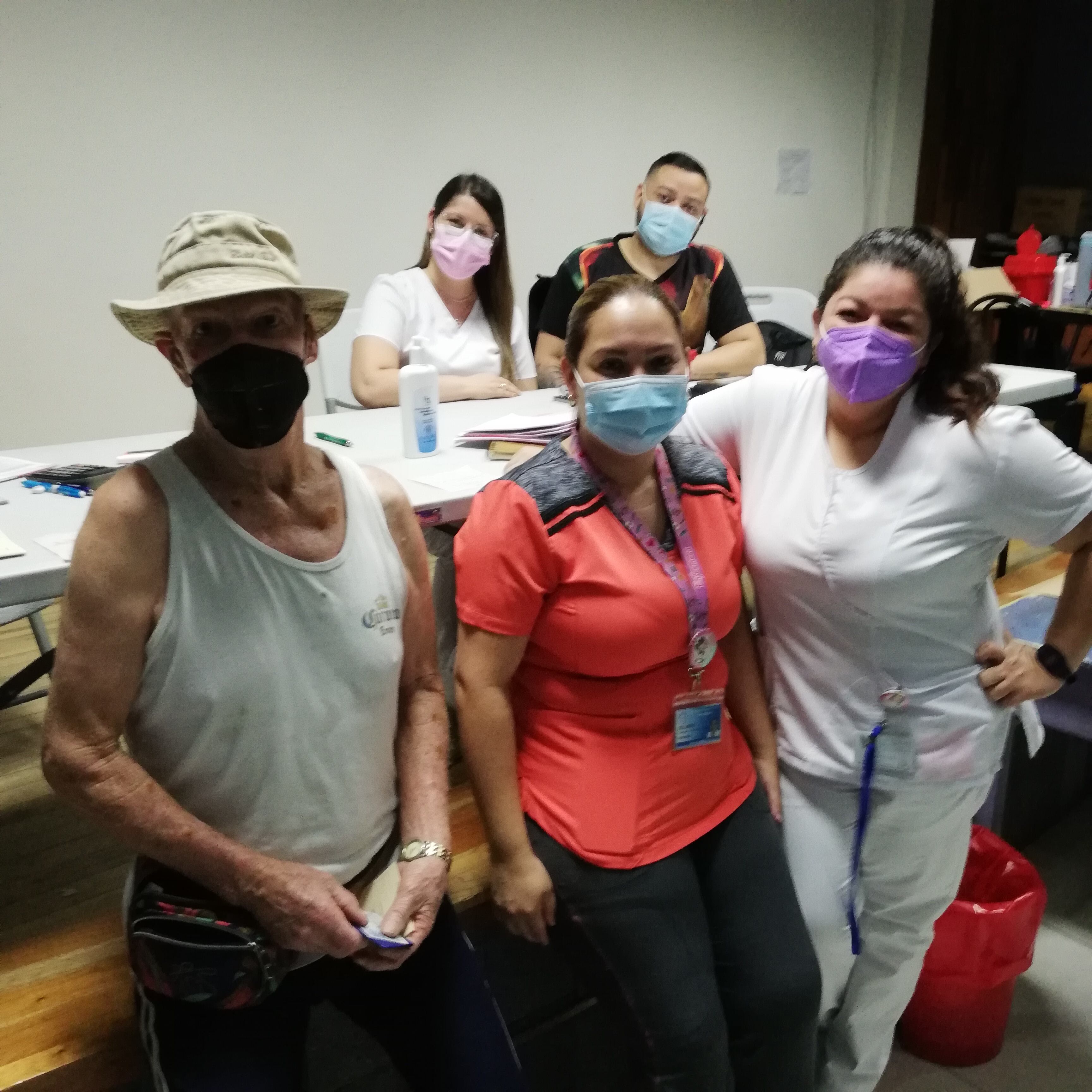 Don Eloy Castro Pérez tiene 79 años, es vecino de barrio don Bosco y el 17 de octubre se fue vacunar por primera vez contra el covid-19 en la clínica Moreno Cañas de barrio Cuba. En la foto don Eloy con la enfermera Zelmira Chinchilla, Angie Herrera y atrás la enfermera Francella Hernández y el encargado de registros, Jeffrey Figueres.