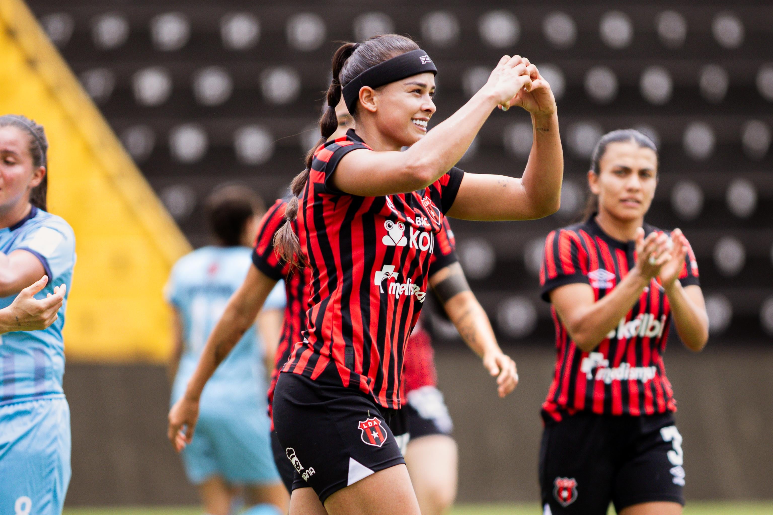 Paula Coto marcó el segundo gol de Liga Deportiva Alajuelense ante Moravia. Gabriela Guillén le aplaude.