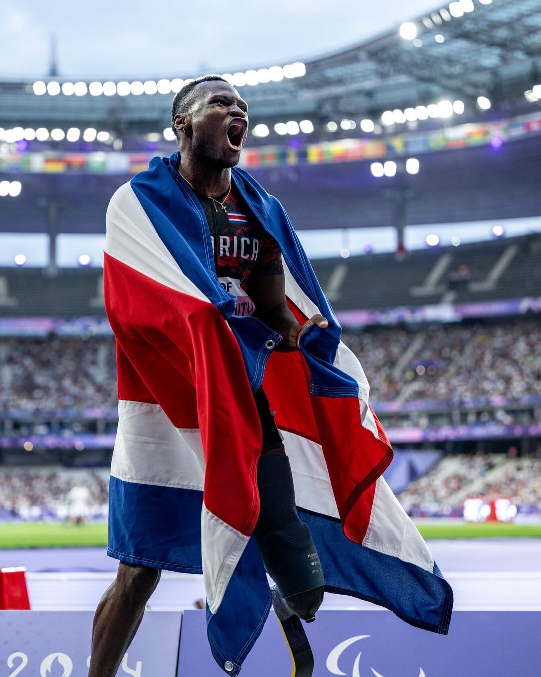 En las últimas horas se intensificaron los rumores de un supuesto romance entre el atleta limonense, Sherman Guity, y la expareja de un famositico.